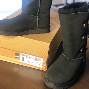 UGG  Bailey button black size 4